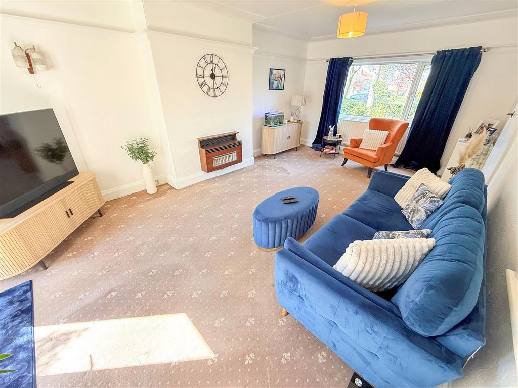 Property photo 3 of 14 Lounge