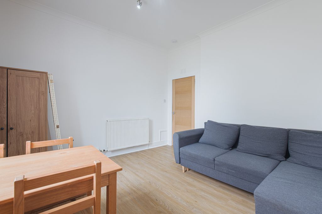 Property photo 3 of 11 Living2 (1)