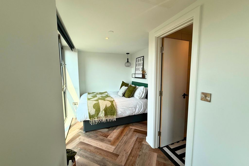 Property photo 1 of 9 A Stylish Double Bedroom With A Comfortable Bed Ad...