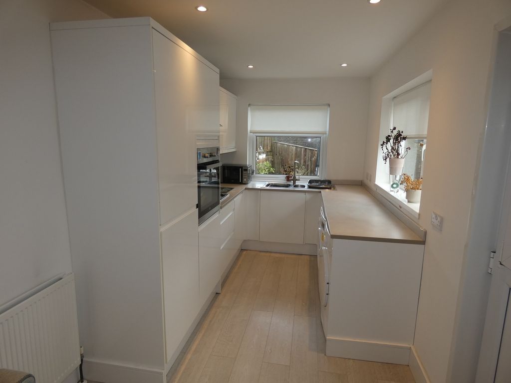 Property photo 3 of 11 Kitchen