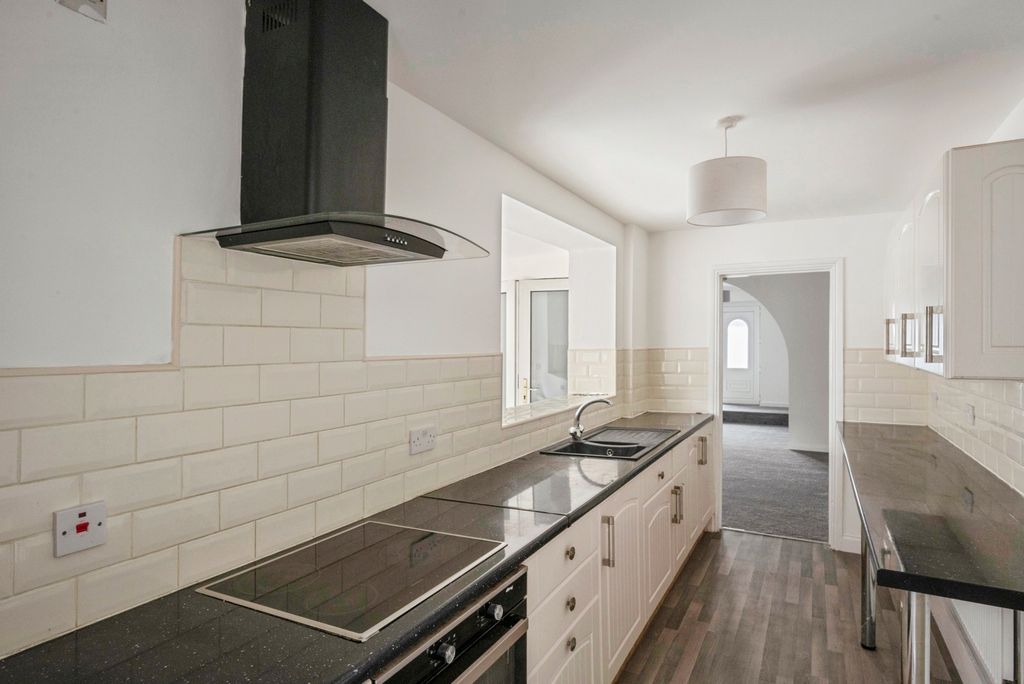 Property photo 3 of 17 Kitchen