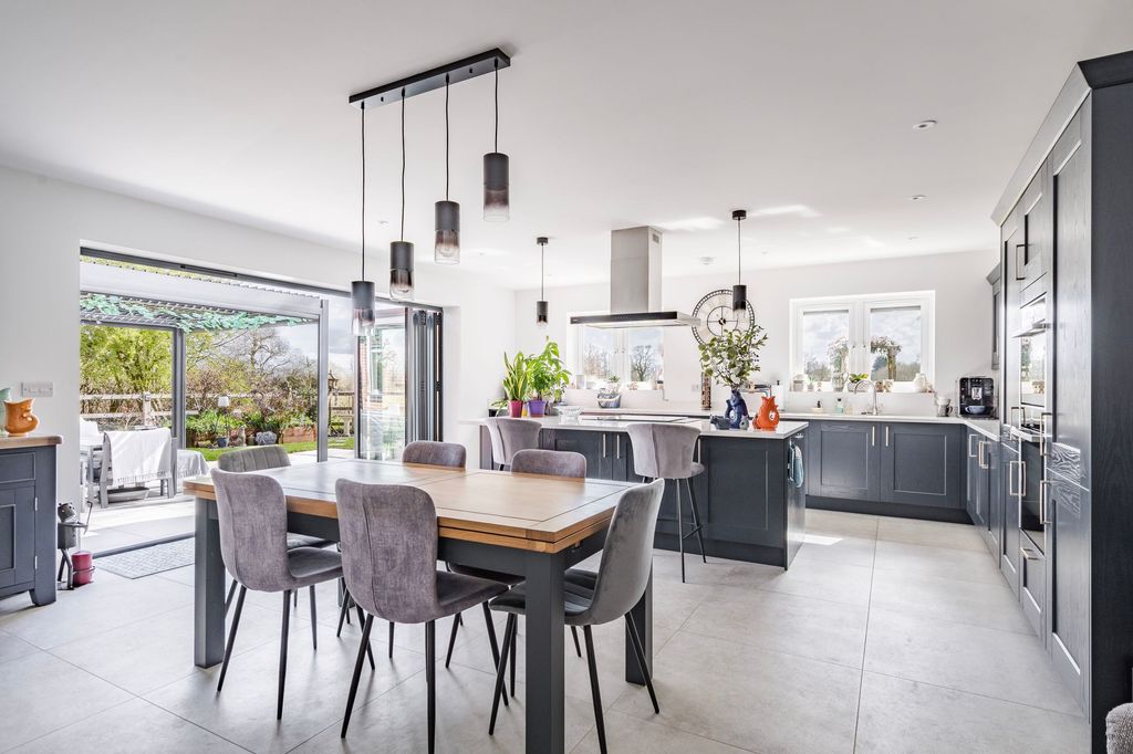 Property photo 3 of 25