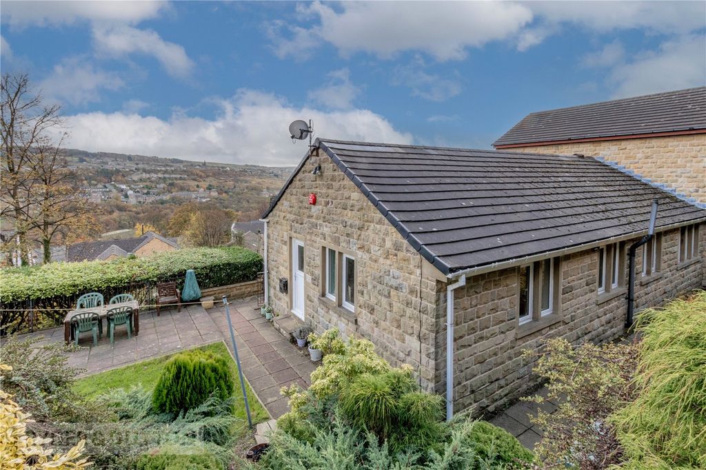 Property photo 1 of 28 Gardens