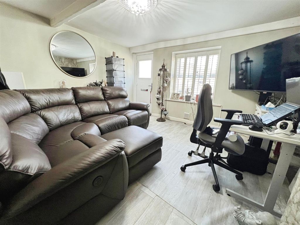 Property photo 3 of 18 Lounge