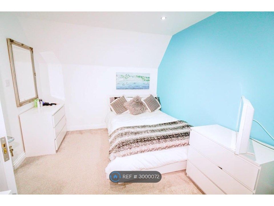 Property photo 2 of 15 Spacious Double Bedroom