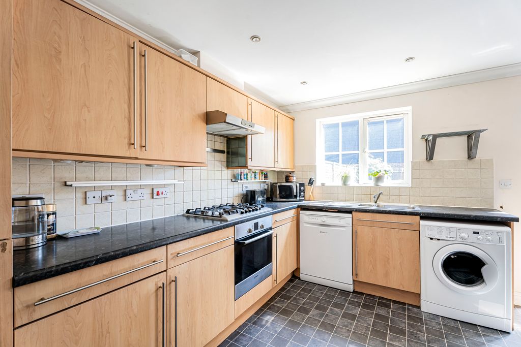 Property photo 3 of 11 Kitchen