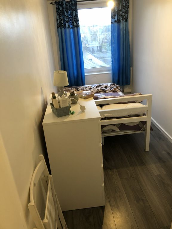 Property photo 1 of 9 Room 1- £780 Available Now