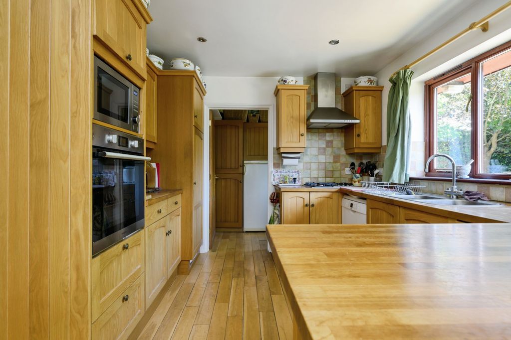 Property photo 3 of 19 Kitchen