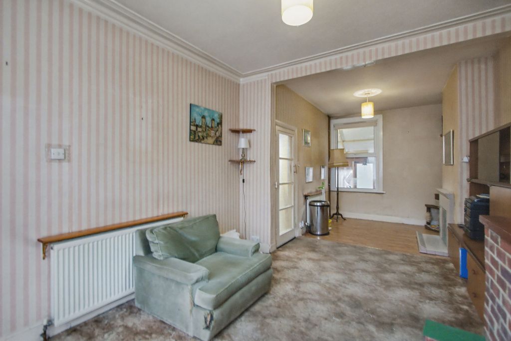 Property photo 2 of 14 21 Sandyhill Road, Ilford Ig1 2Et