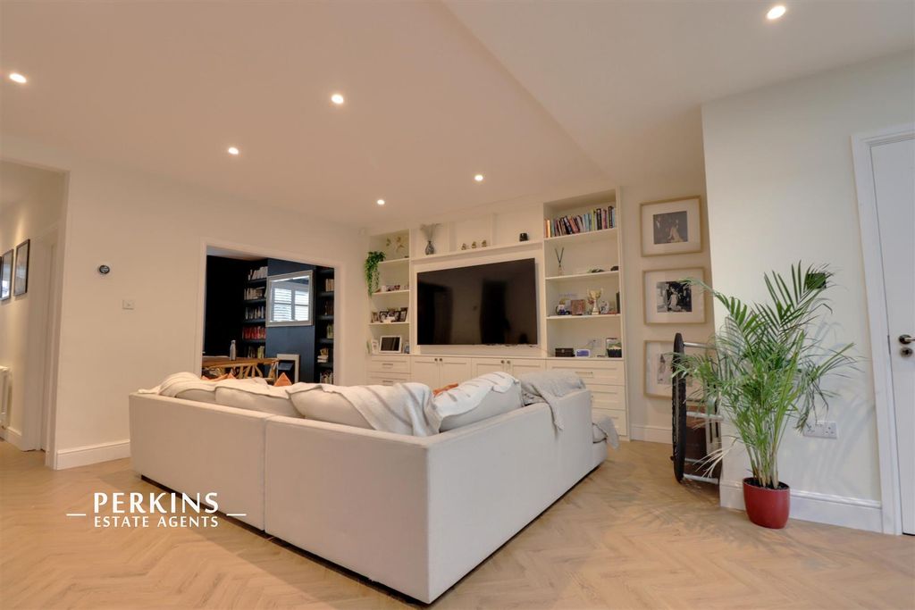 Property photo 2 of 14 Living.Jpg