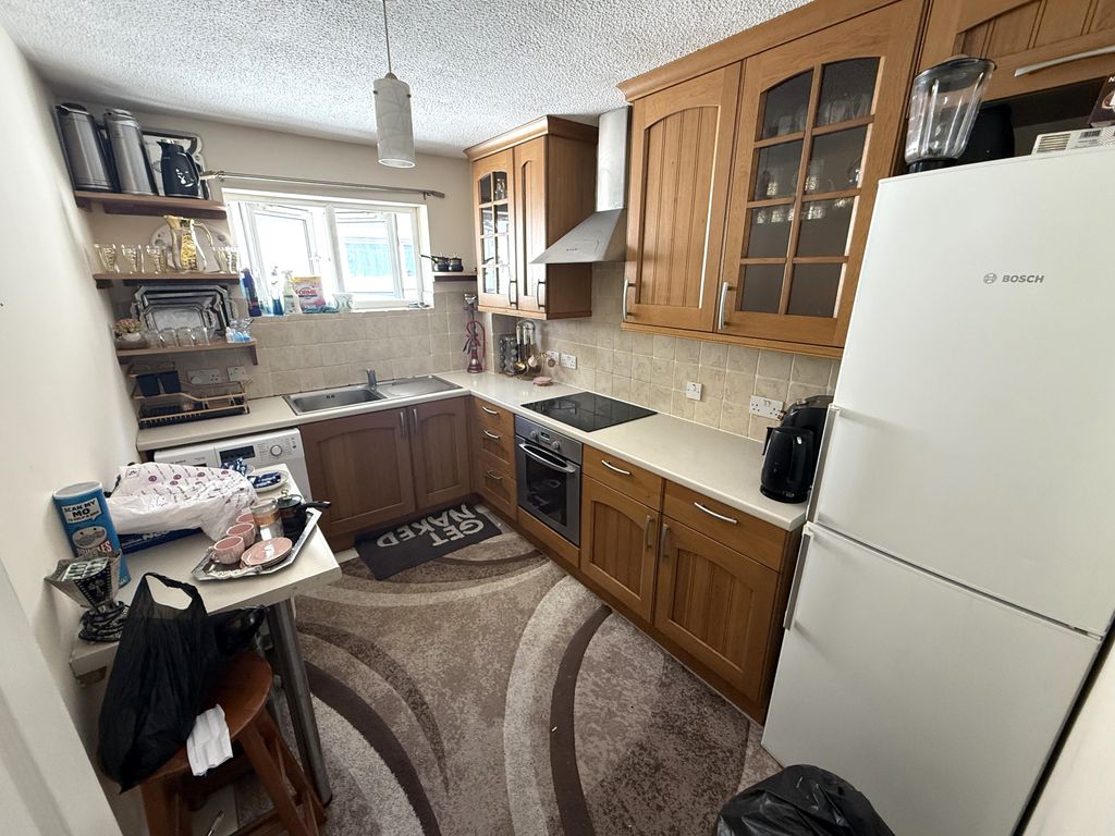 Property photo 3 of 6 Fitted Kitchen