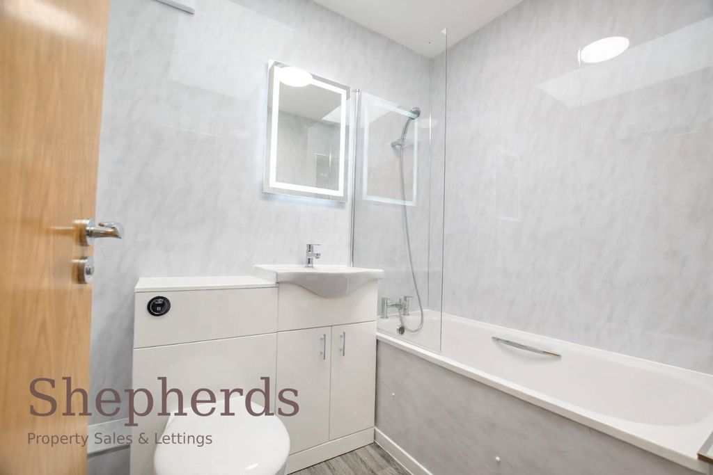 Property photo 2 of 9 Bright_Bathroom_Listing_Match.Jpg