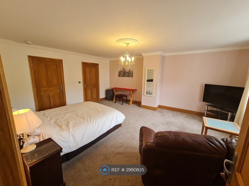 Property photo 2 of 5 Ensuite Bedroom