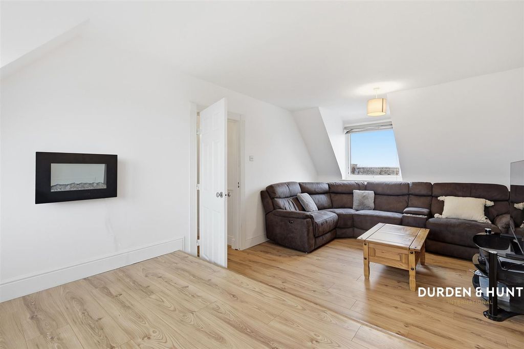 Property photo 2 of 17 Seaview Avenue