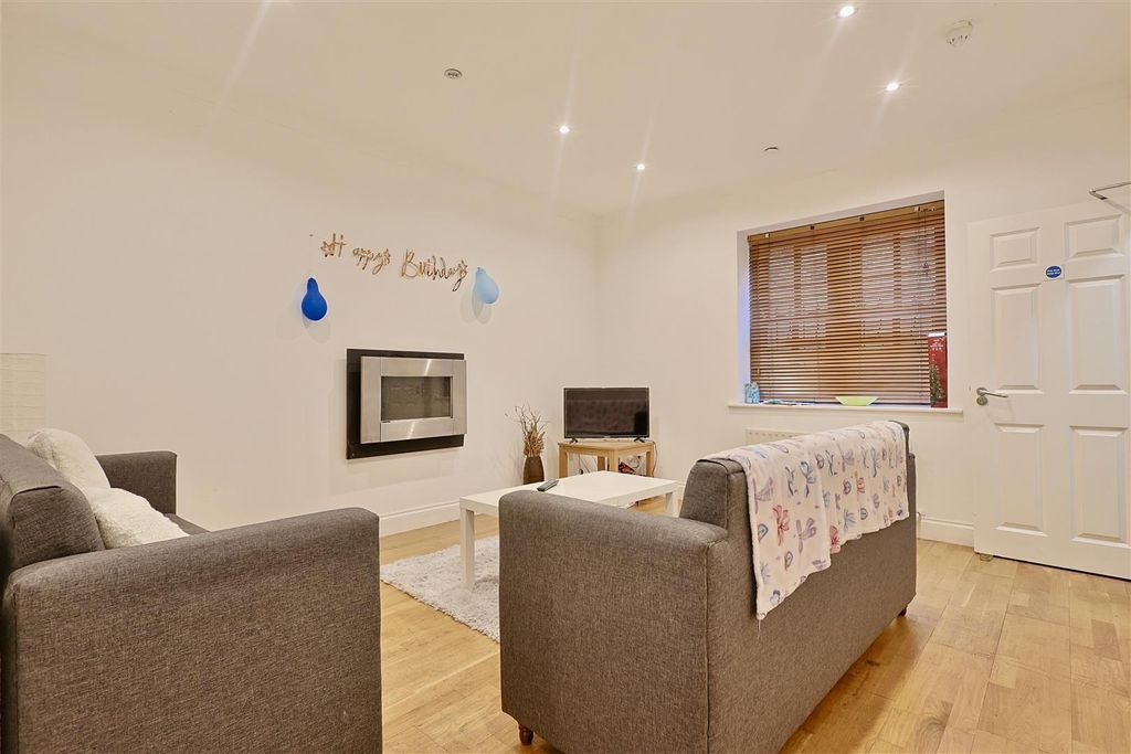 Property photo 3 of 10 Cb6B3460-A08A-4E8E-9Da8-B36Aff42D555_1_201_A.Jpeg