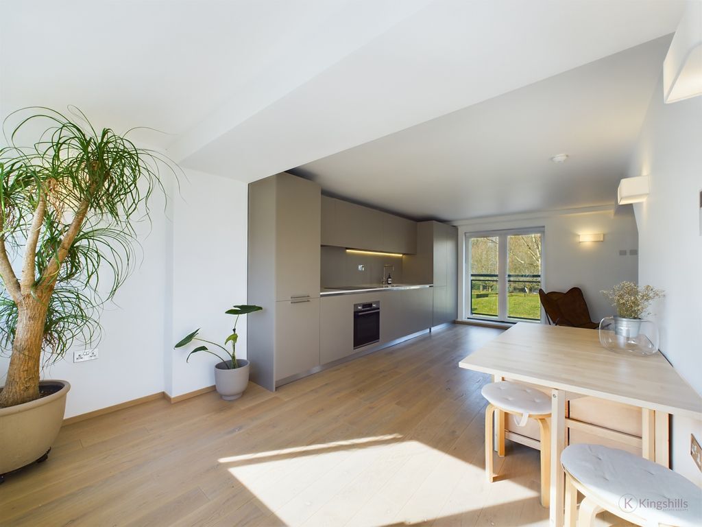 Property photo 2 of 16 Cam02136G0-Pr0175-Still006