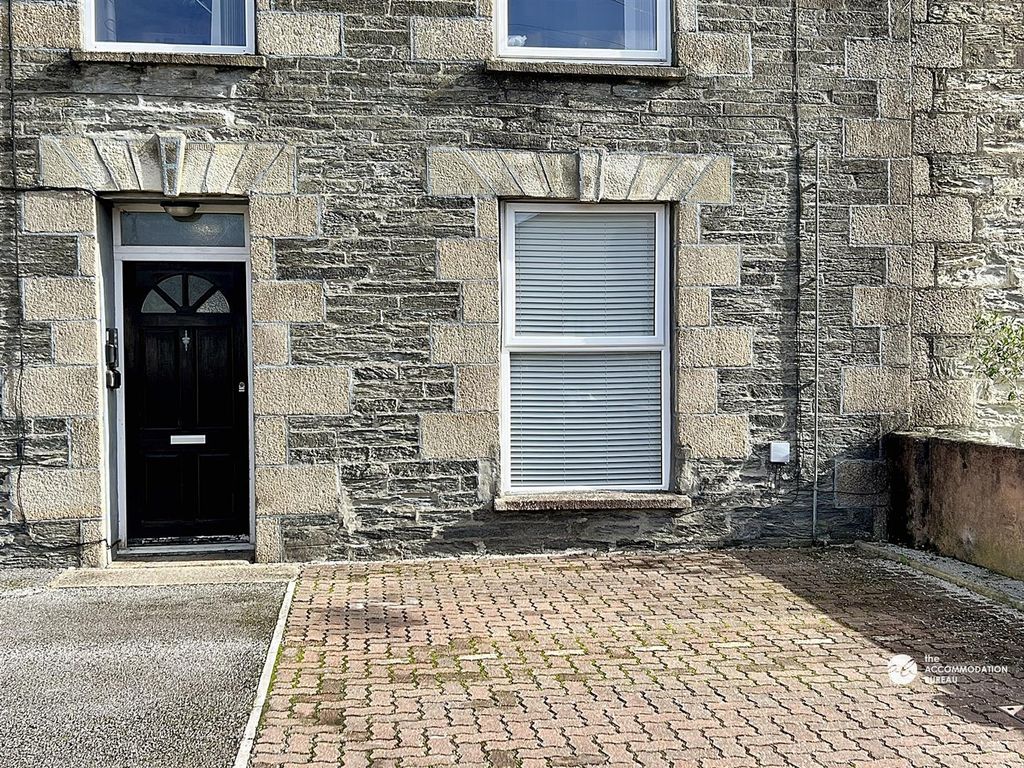 Property photo 2 of 11 Flat Exterior