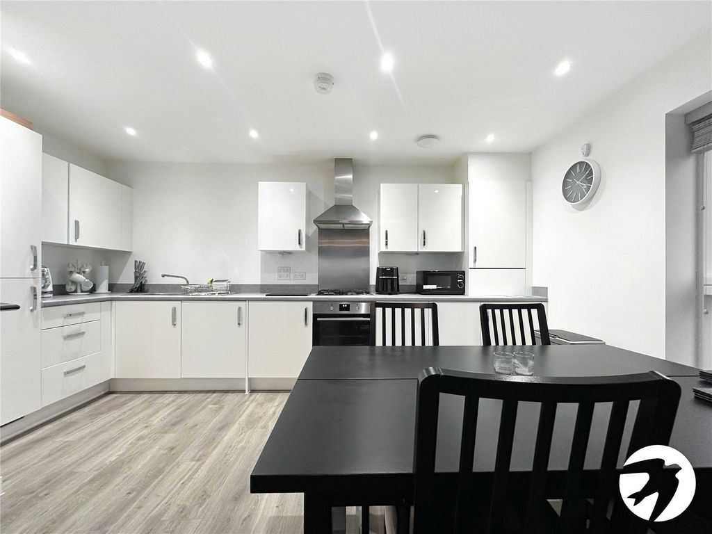 Property photo 3 of 10 Dining Area