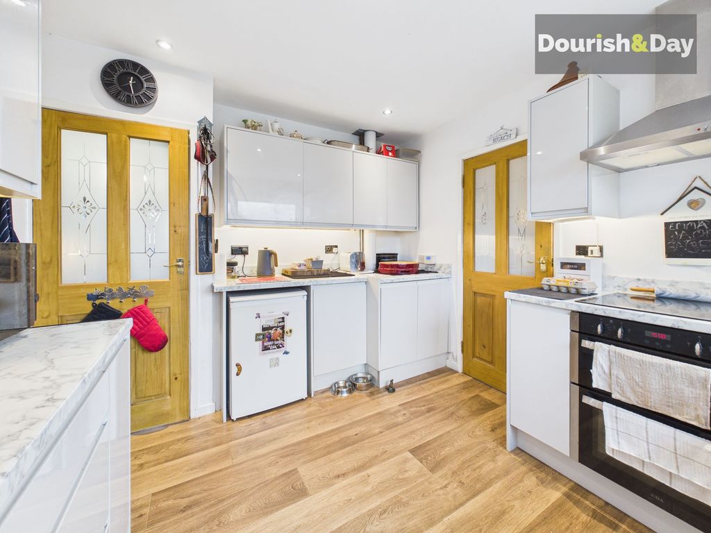 Property photo 3 of 19 Kitchen