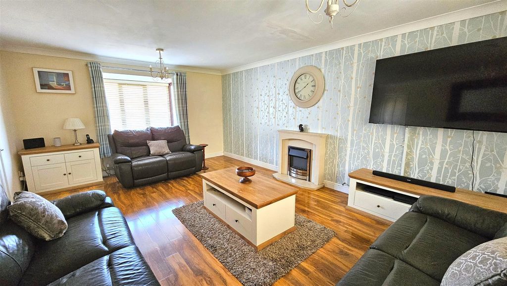 Property photo 2 of 24 Lounge
