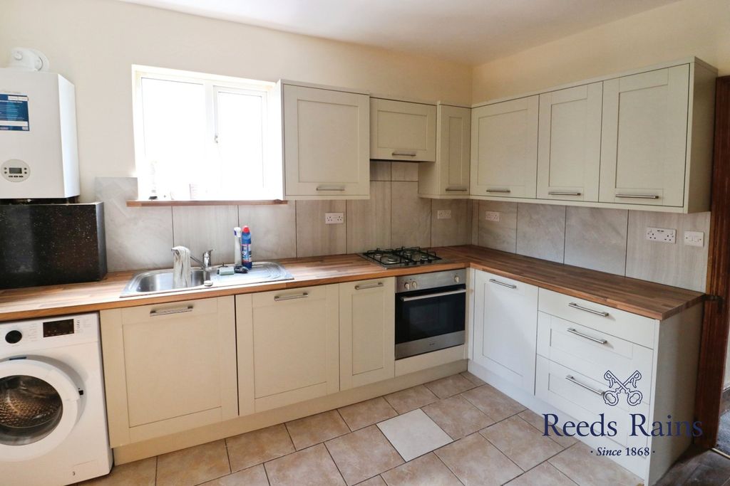 Property photo 3 of 8 Kitchen
