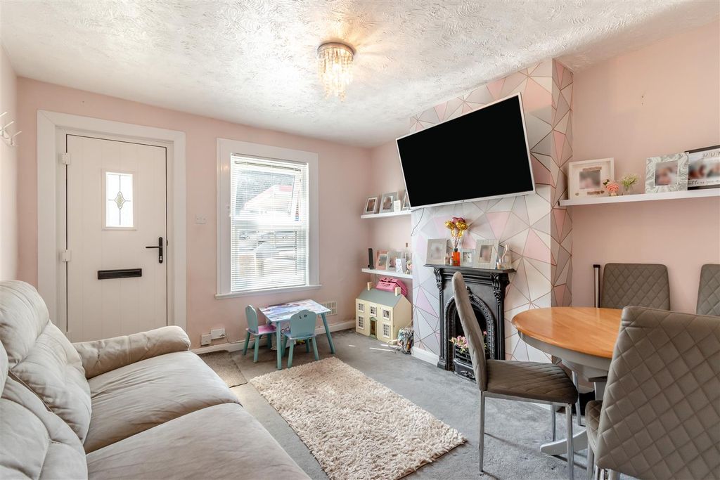 Property photo 3 of 16 8699520-Interior06.Jpg
