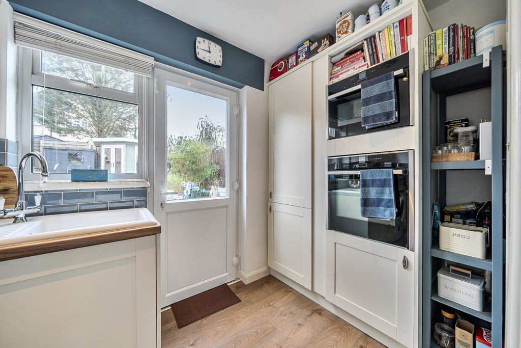 Property photo 3 of 21 Kitchen