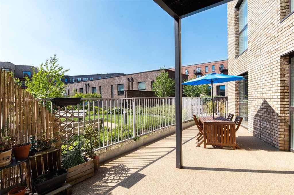 Property photo 2 of 13 Studio House E20