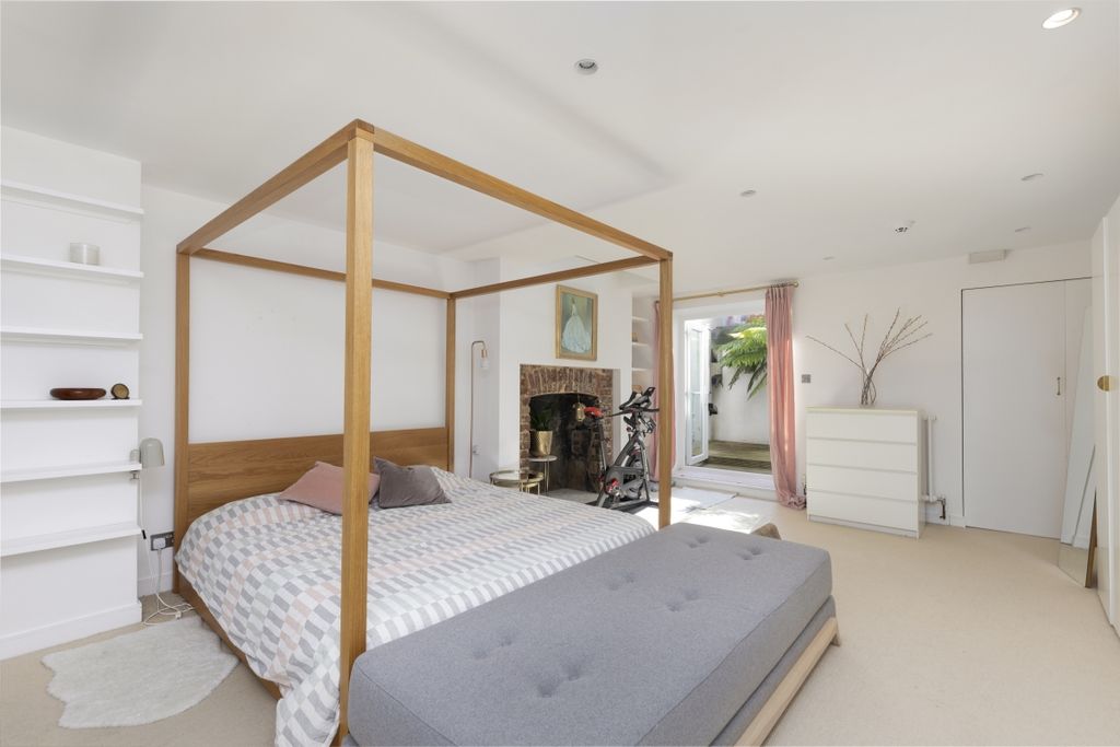 Property photo 3 of 10 Kings Henry Walk ...