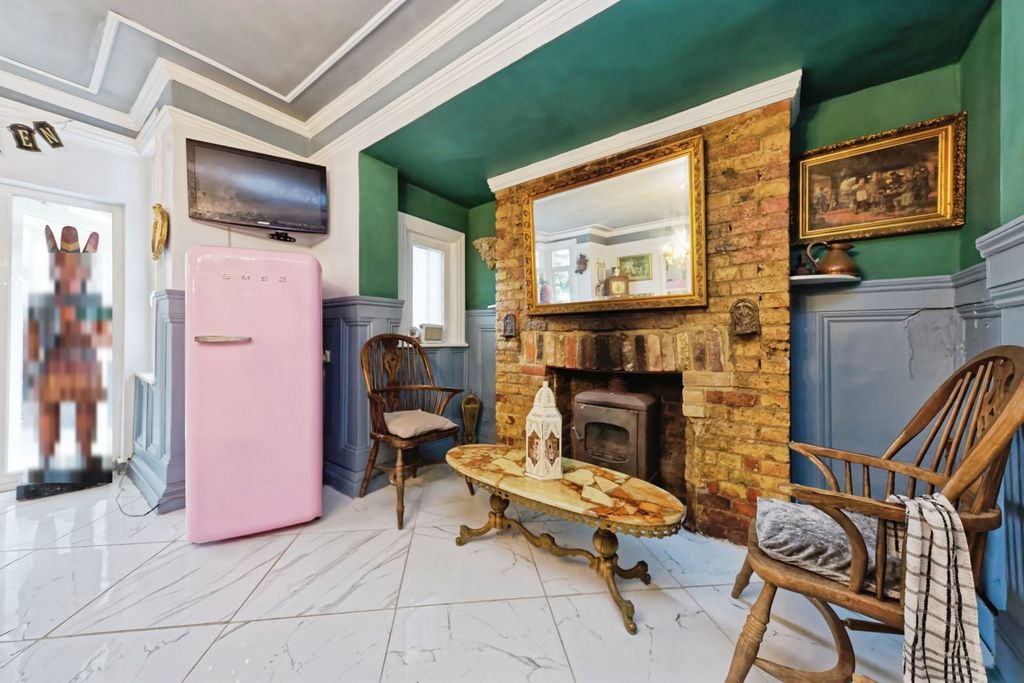 Property photo 3 of 17 Kitchen