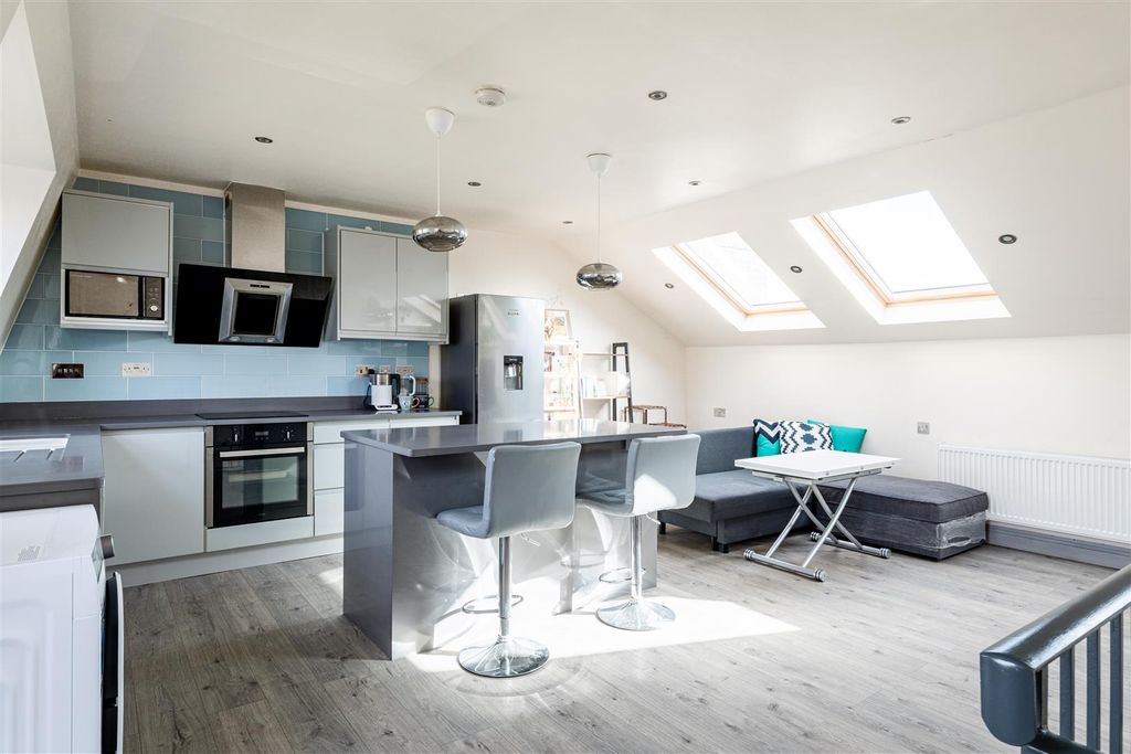 Property photo 2 of 17 Lena Gardens-15.Jpg