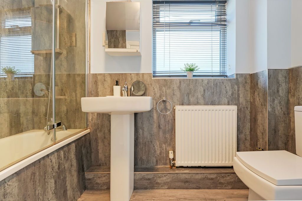 Property photo 3 of 14 Bathroom