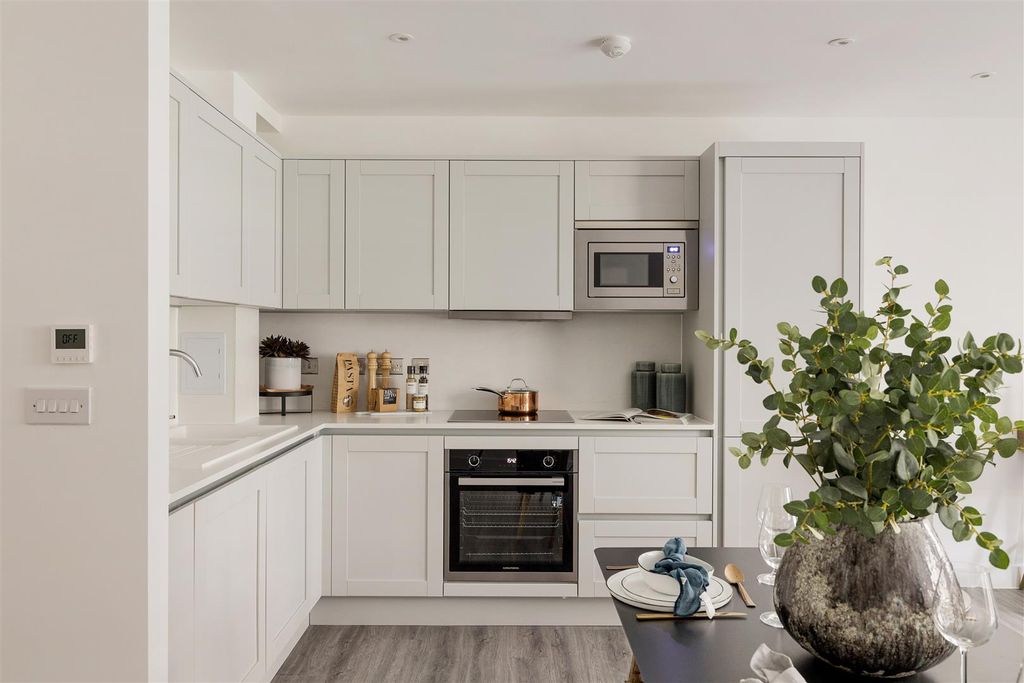 Property photo 3 of 34 Forest Road, E17