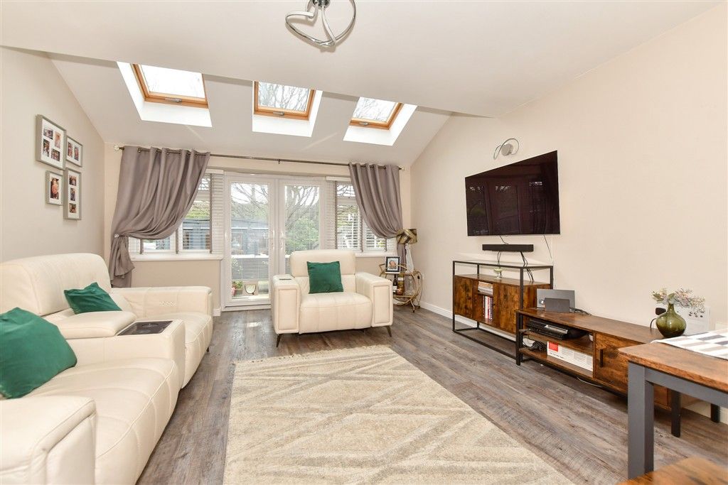 Property photo 3 of 13 Lounge