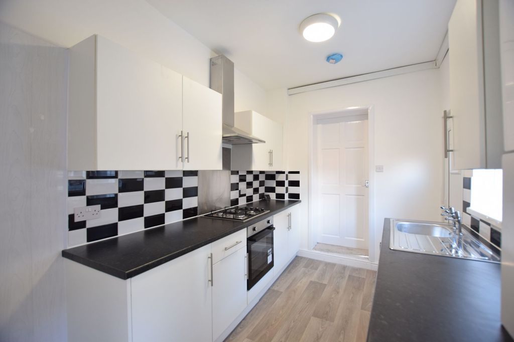 Property photo 1 of 8 Kitchen