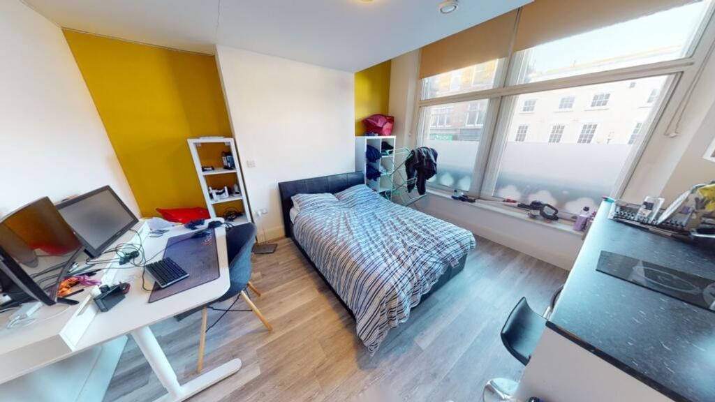 Property photo 1 of 4 A Bright And Spacious Double Bedroom Featuring Lar...