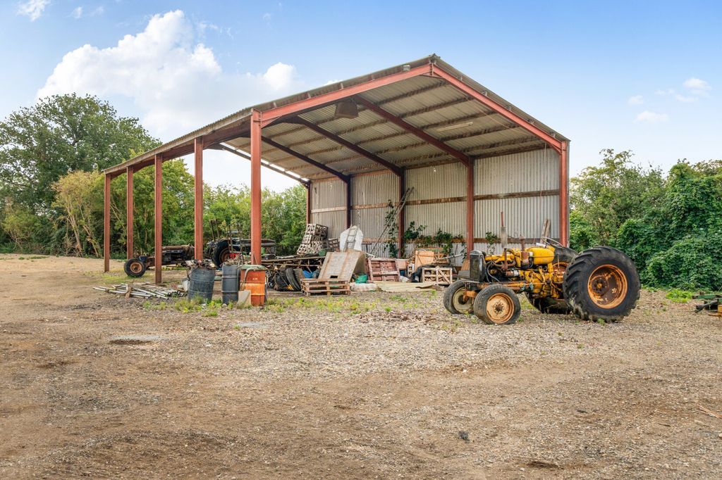 Property photo 1 of 18 Yard & Barn