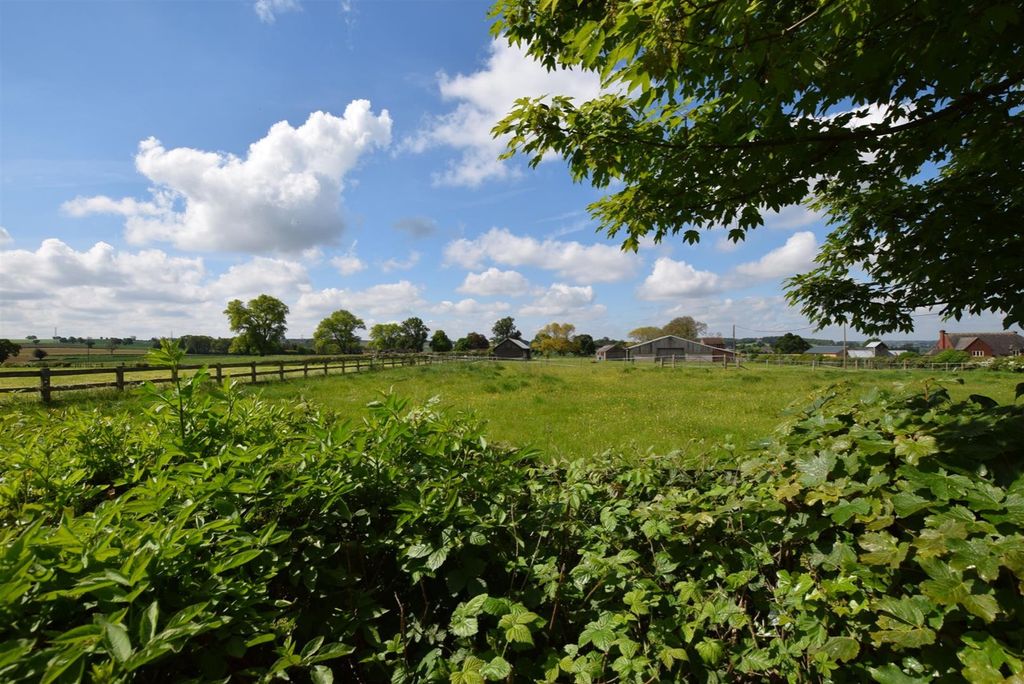 Property photo 2 of 14 2648002