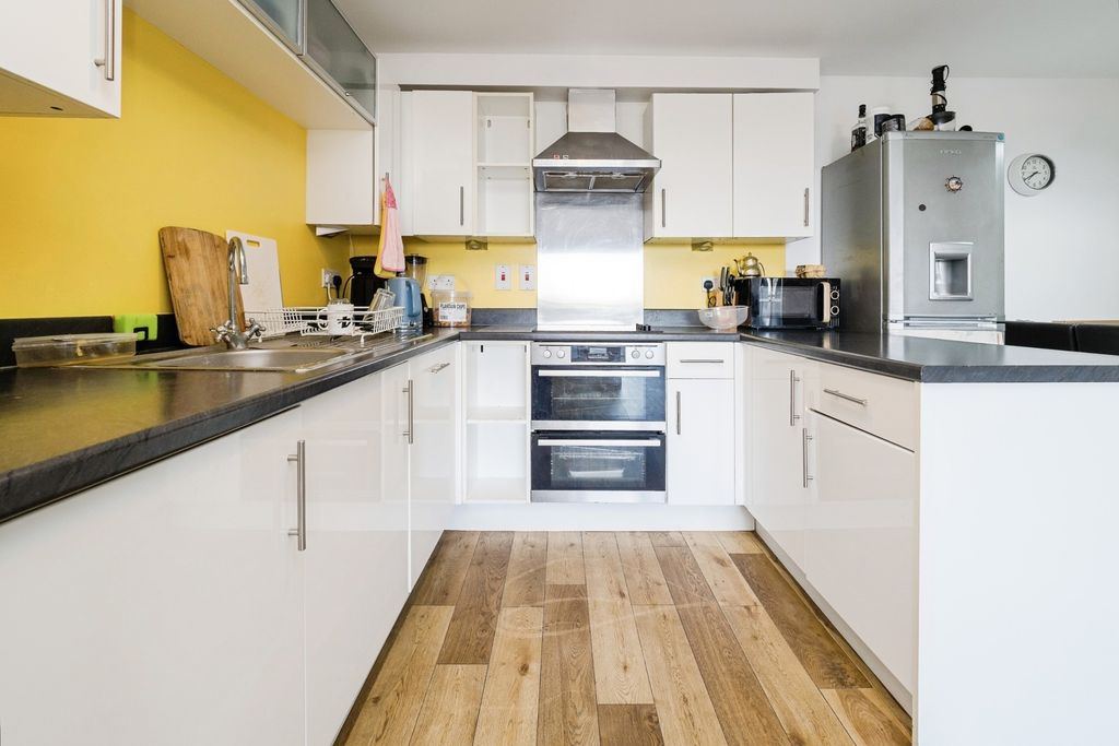 Property photo 3 of 17 Kitchen