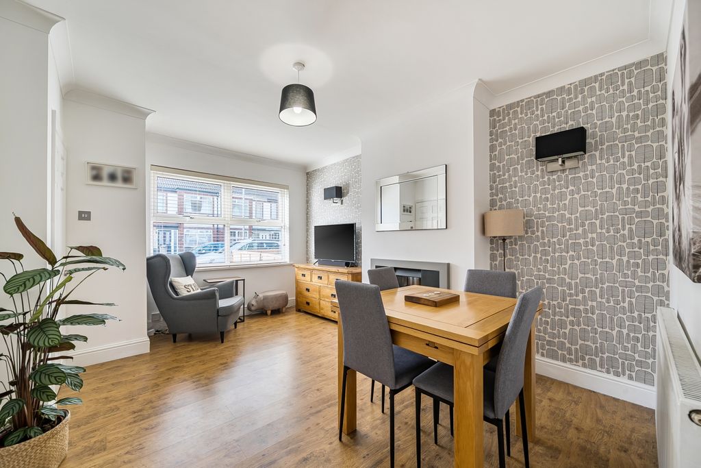 Property photo 2 of 12 Cosy Lounge With Bay Window