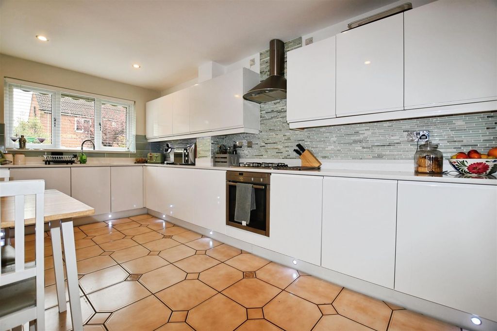 Property photo 3 of 27 Fitted Kitchen