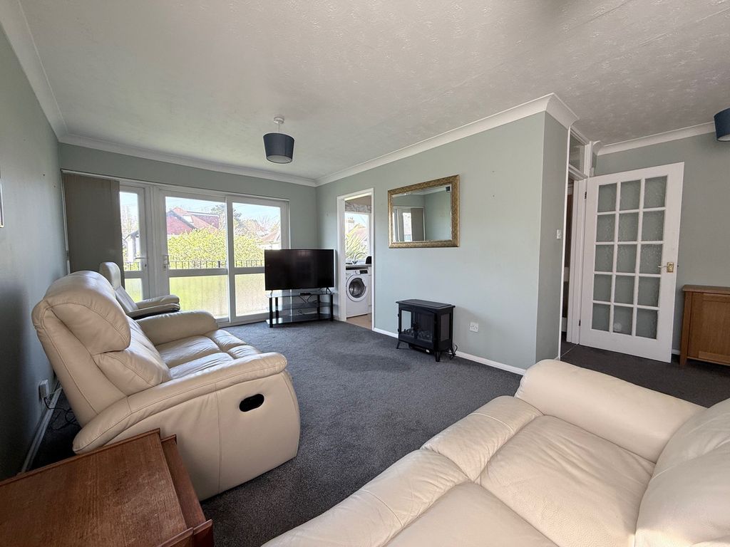 2 bed flat for saleSelsey Avenue, Bognor Regis PO21 photo 4