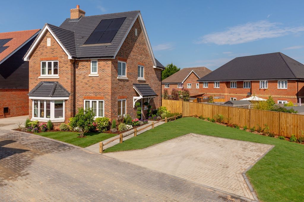Property photo 1 of 8 Sandhurst External