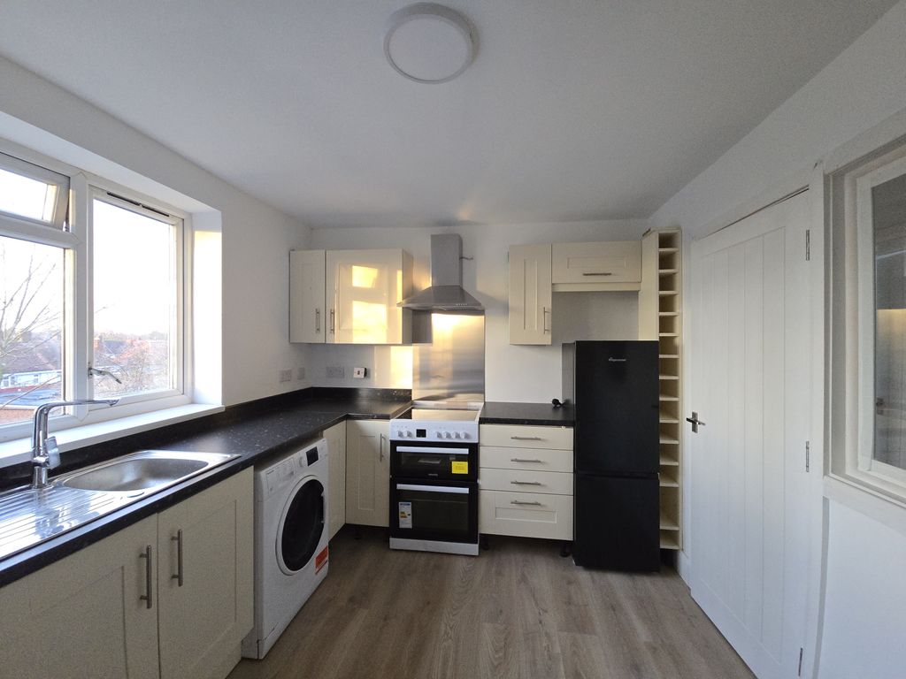 Property photo 1 of 6 3 Bed Flat To Rent Britten Drive, Southall Ub1