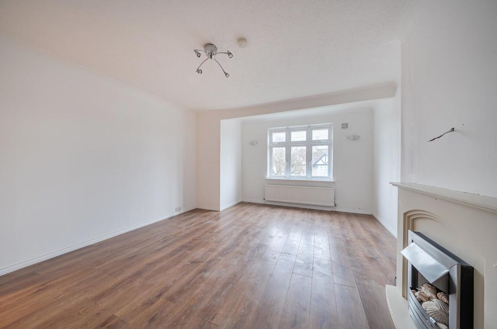 Property photo 3 of 10 Davidson Frost-Wellings, Dfw, Kenneth Gardens, Liv