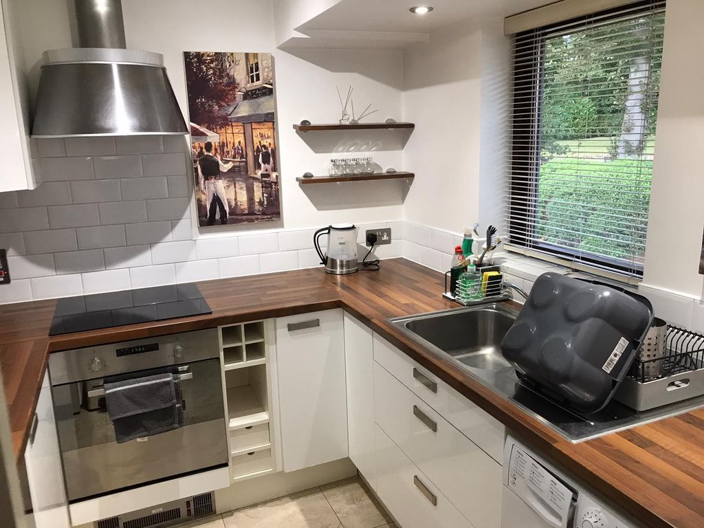 Property photo 2 of 10 Kitchen