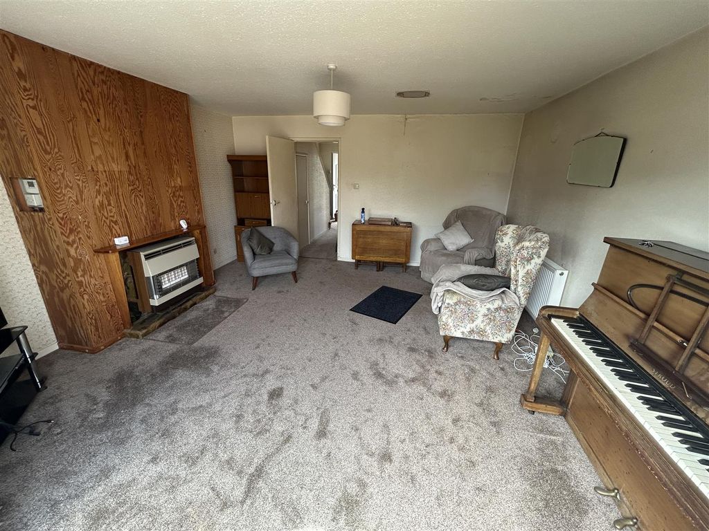 Property photo 3 of 12 Lounge