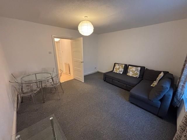 Property photo 3 of 12 Lounge