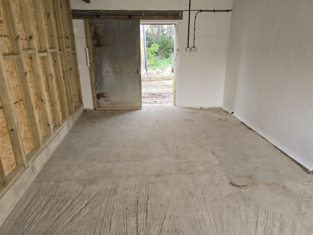 Property photo 3 of 3 F1B Inside 1