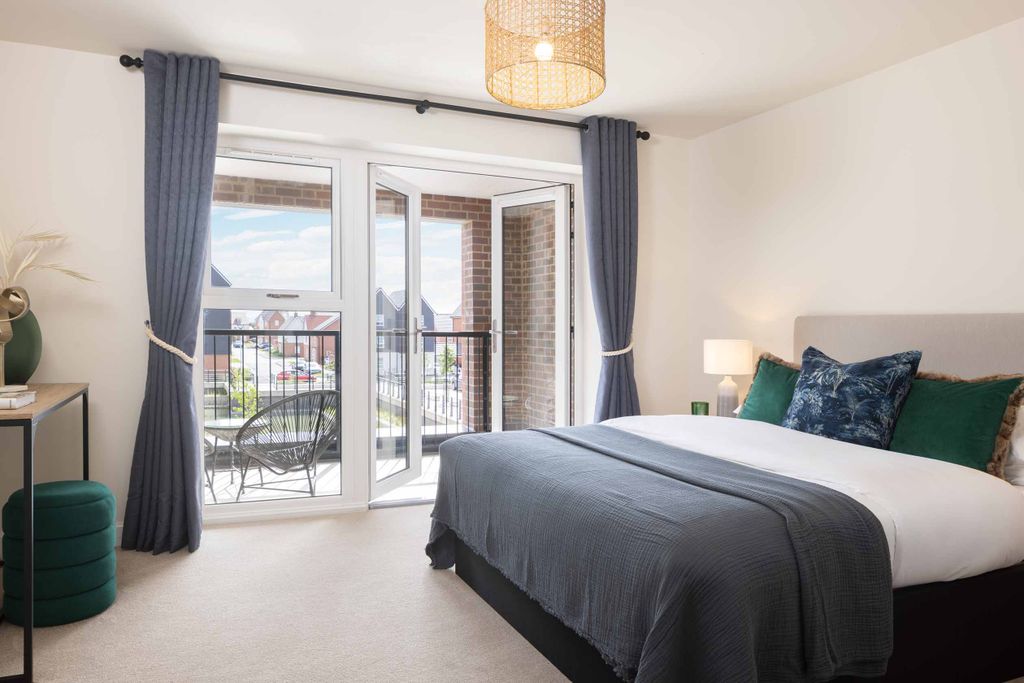 Property photo 2 of 4 Marsworth House Main Bedroom Balcony